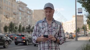 一个白人男子站在街上，手里拿着智能手机的咔嚓声塞进口袋里